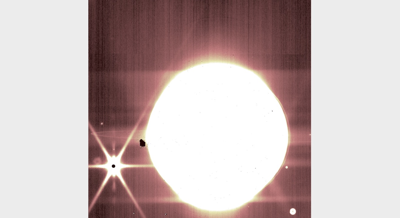 通过詹姆斯韦伯太空望远镜的 NIRCam 3.23 微米过滤器可以看到木星及其一些卫星。