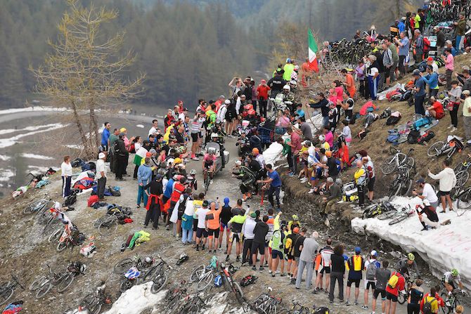 Simon Yates (Mitchelton-Scott) cuts a lonely figure among many as he struggles not to lose too much time on the Finestre on stage 19 of the Giro