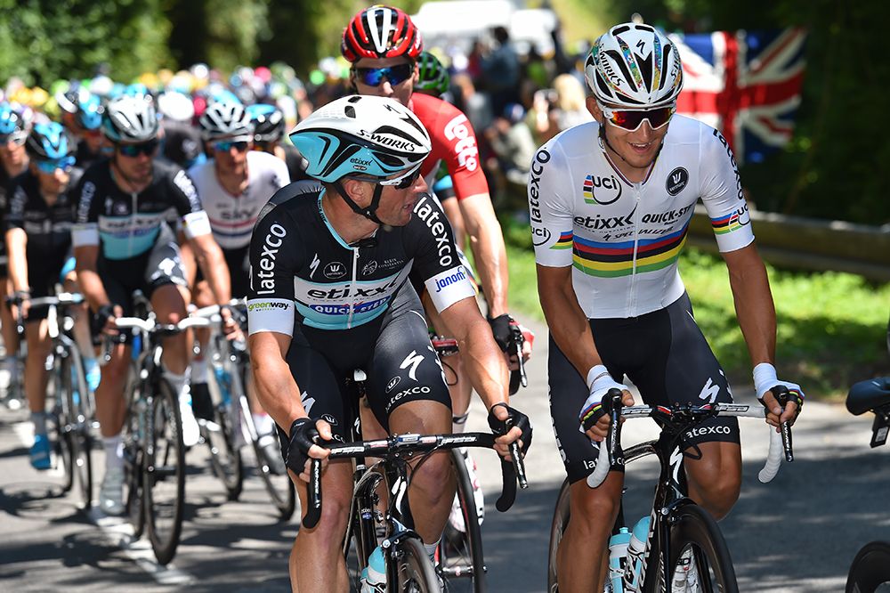 Mark Renshaw and Michal Kwiatkowski in the bunch