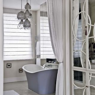 bathroom with bathtub and mirror tiles
