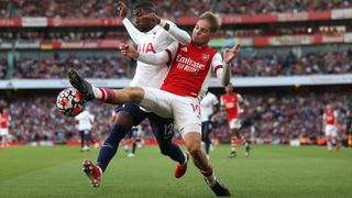 Emerson Royal i Tottenham Hotspur i duell med Arsenalspelaren Emile Smith Rowe 