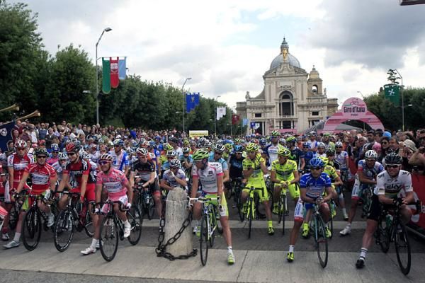 The peloton awaits the start of stage 11 in Assisi.