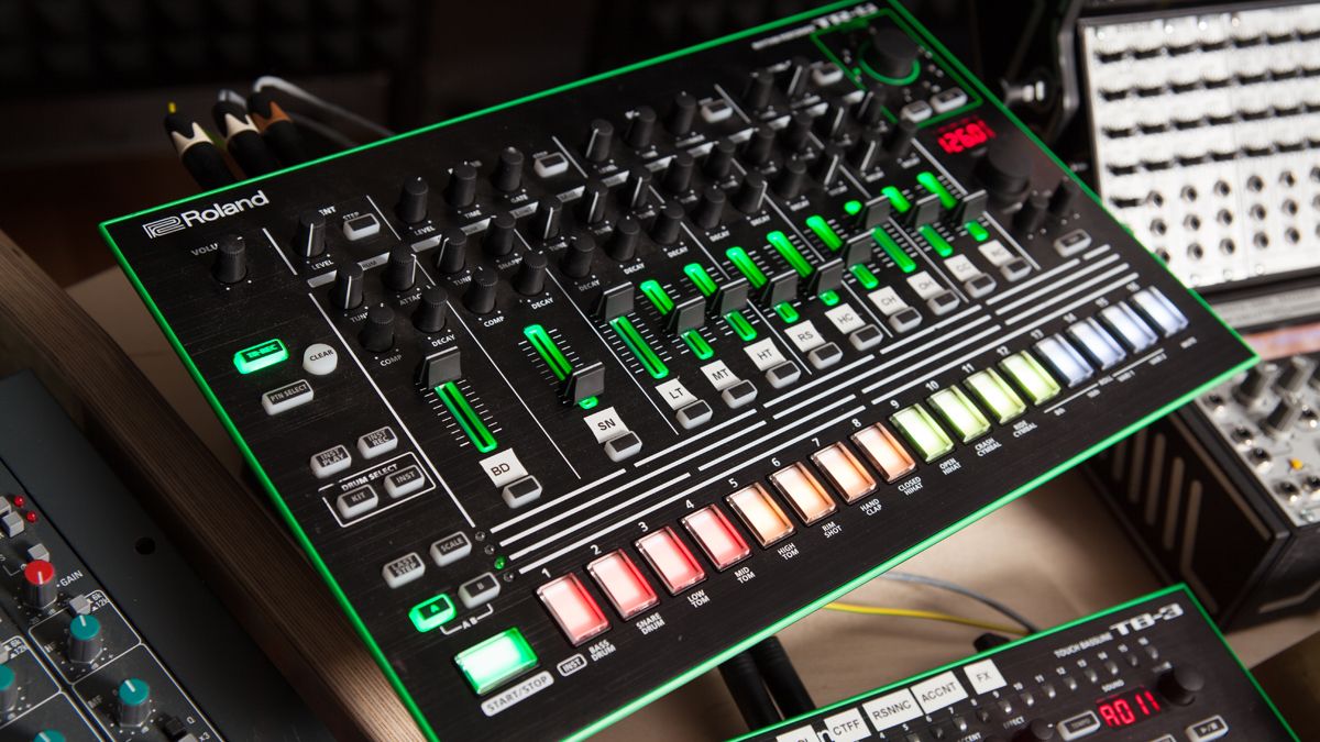 Roland TR-8.