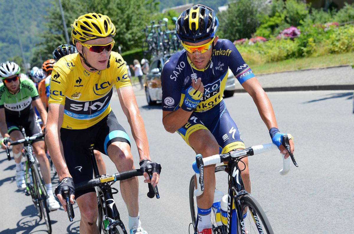 Chris Froome and Alberto Contador put aside their rivalry for a chat