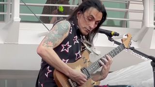 Nuno Bettencourt performs the solo to Rise live for the first time as Extreme play the Monsters of Rock Cruise 2023