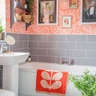 bathroom with wallpaper wall and bathtub