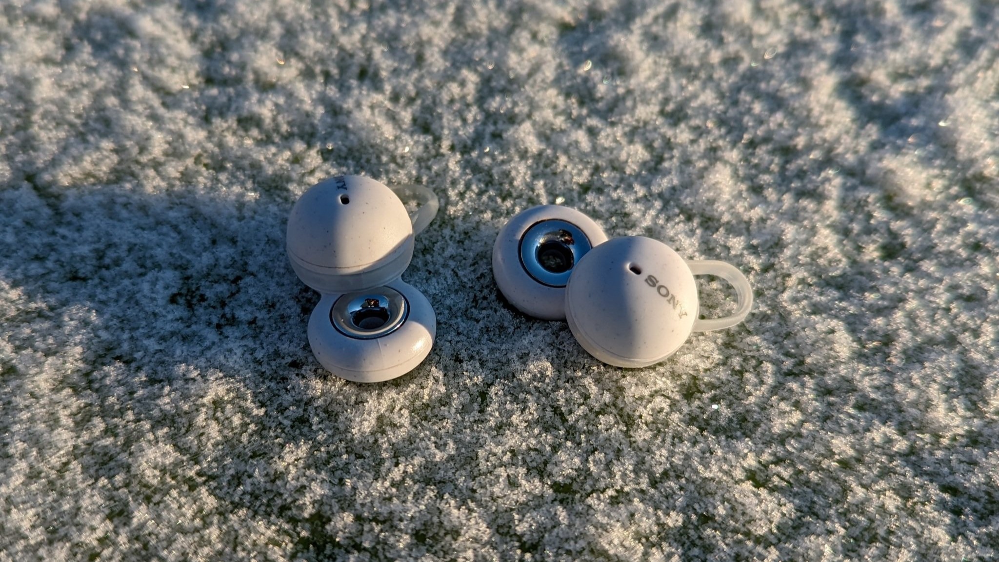 Sony LinkBuds em uma superfície com neve