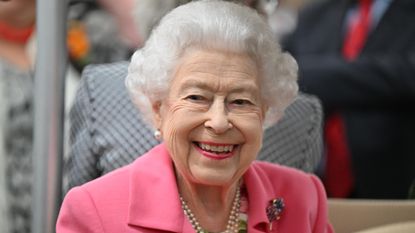 Queen Elizabeth II smiles during a visit to the 2022 RHS Chelsea Flower Show in London on May 23, 2022. - The Chelsea flower show is held annually in the grounds of the Royal Hospital Chelsea.