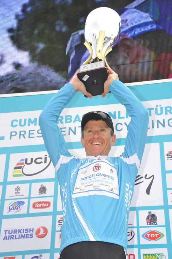 Alexander Efimkin (Team Type 1 - Sanofi Aventis) hoists his trophy in the air