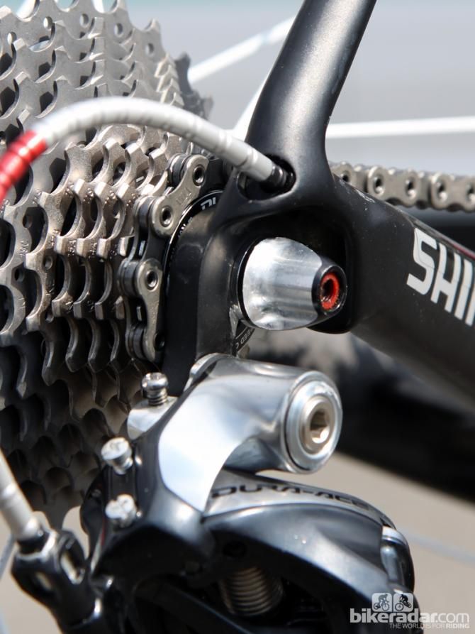 Production Trek Domane frames use a replaceable rear derailleur hanger but Fabian Cancellara's (Radioshack-Nissan-Leopard-Trek) machine uses a one-piece dropout for improved crash durability and shifting performance.