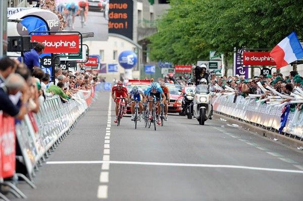 The escape group sprints to the line with Niki Terpstra (Milram) at the head.