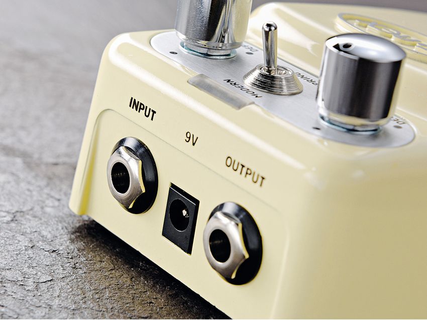 The Reverb pedal offers a choice of two reverb types - modern and spring