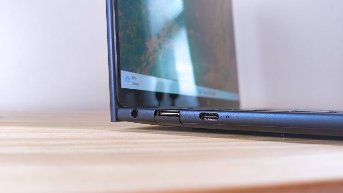 The ports on the left side of the HP EliteBook Ultra G1i AI