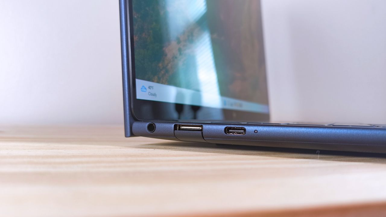 The ports on the left side of the HP EliteBook Ultra G1i AI