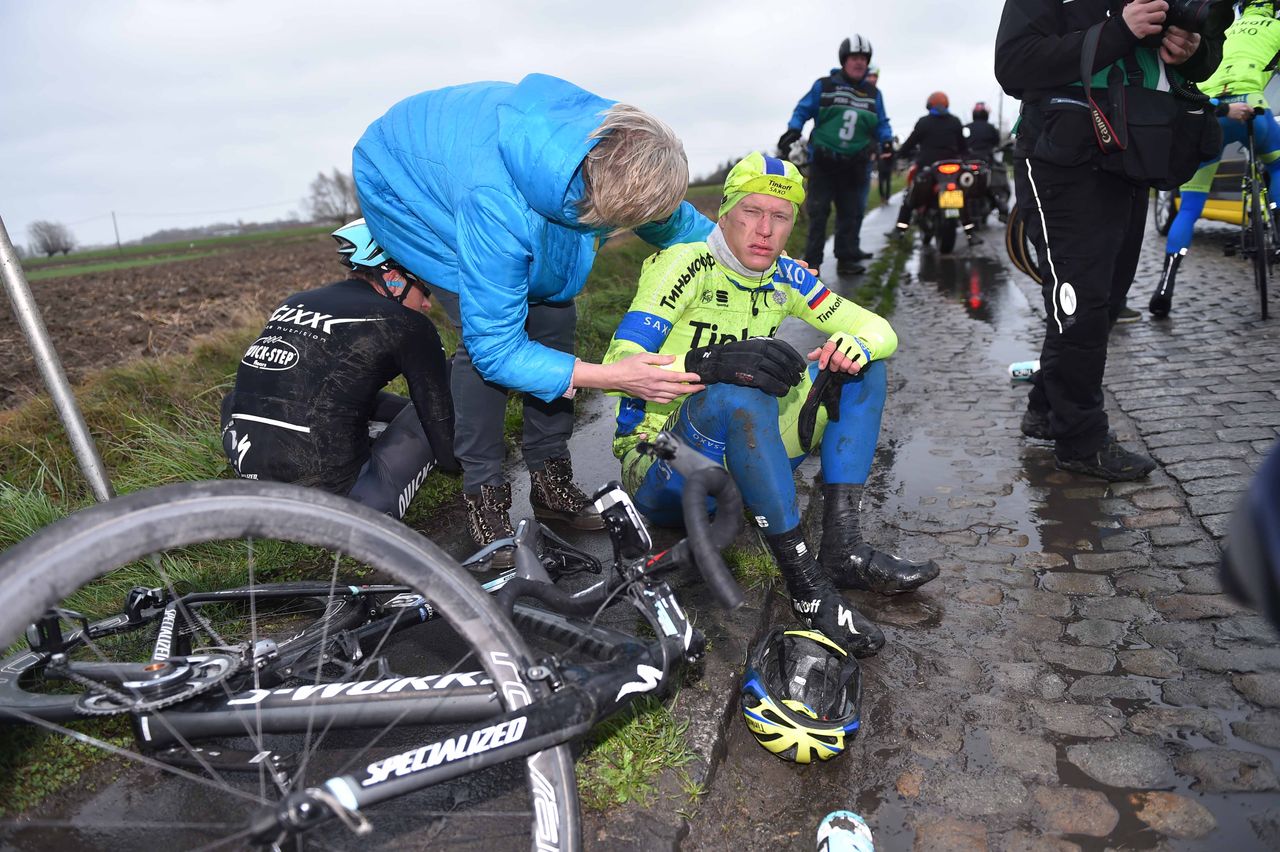 Matti Breschel (Tinkoff-Saxo) crashes hard