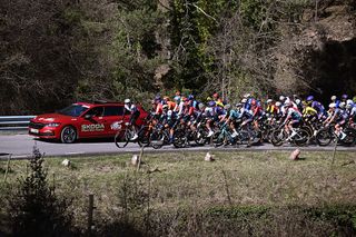 Et generelt syn på pelotonen, der konkurrerer i løbet af den 104. Volta Ciclista A Catalunya 2025 Stage 6 A 146 km fase fra Berga til Berga Uciwt Stage forkortet af ugunstige vejrforhold den 29. marts 2025 på Berga Spain -foto af Szymon Gruchalskigetty -billeder