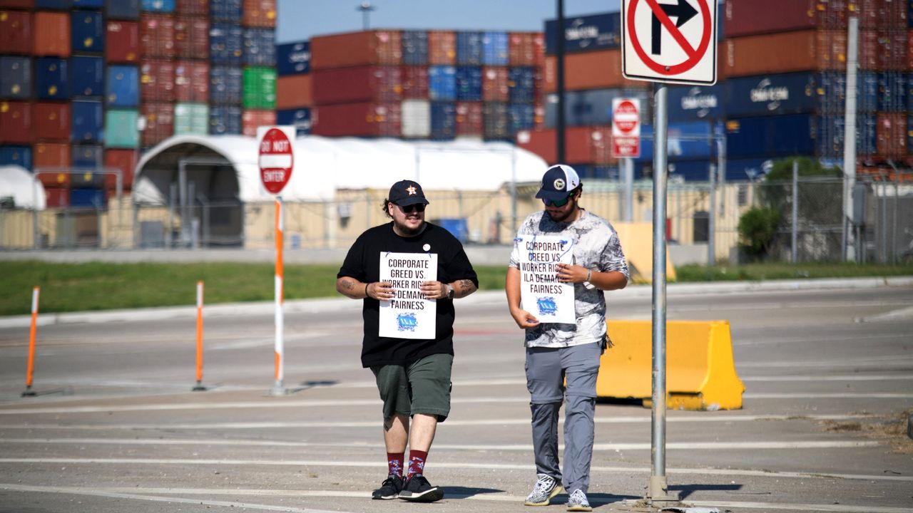 Striking International Longshoremen&#039;s Association members in Seabrook, Texas