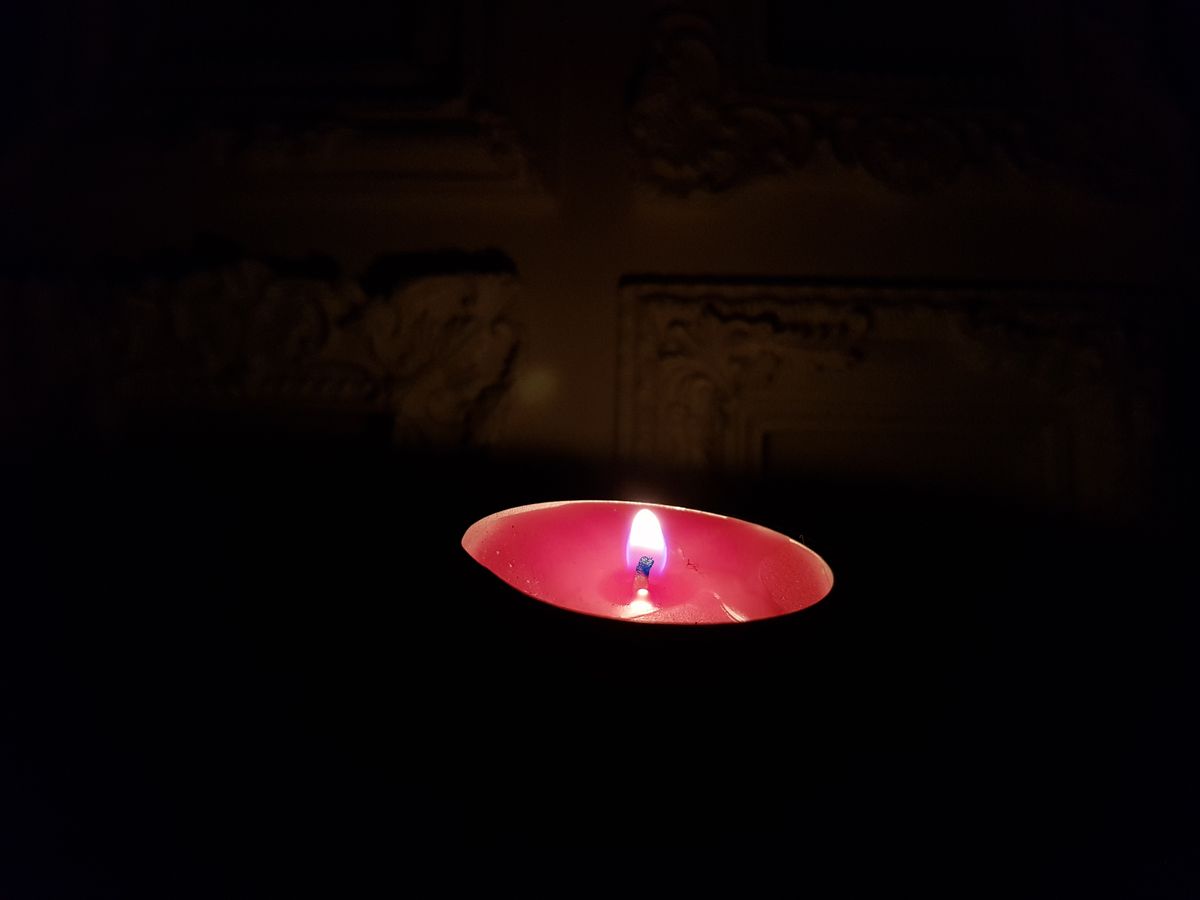 En el tono negro completo pero con luz de las velas, golpear la llama trae una gran imagen