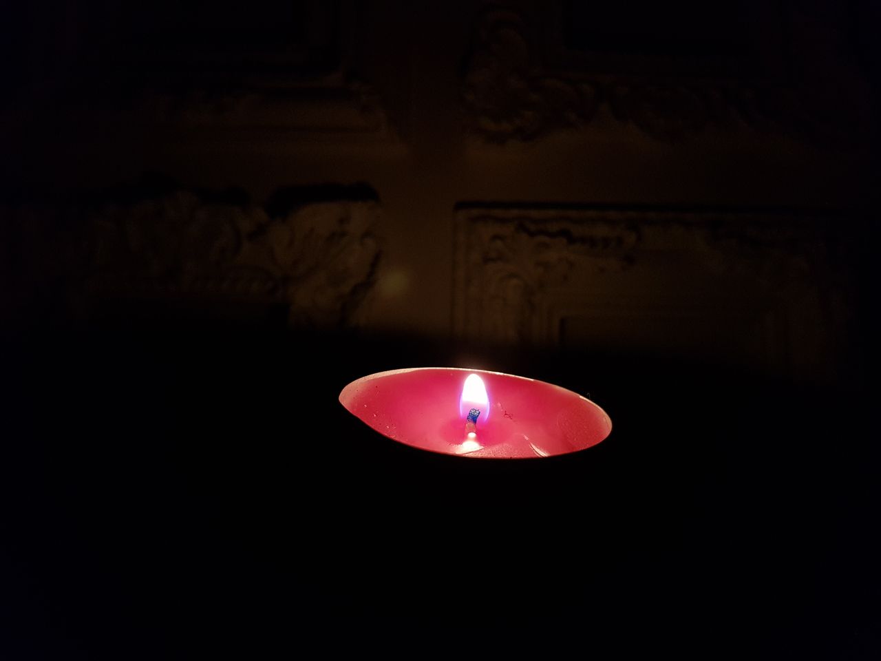 En el tono negro completo pero con luz de las velas, golpear la llama trae una gran imagen