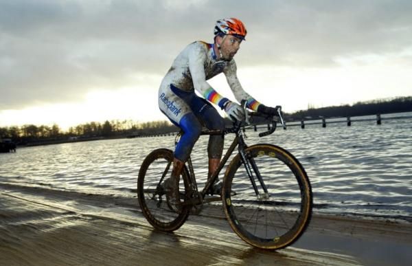 In Hofstade 2004, Nys rides along the beach
