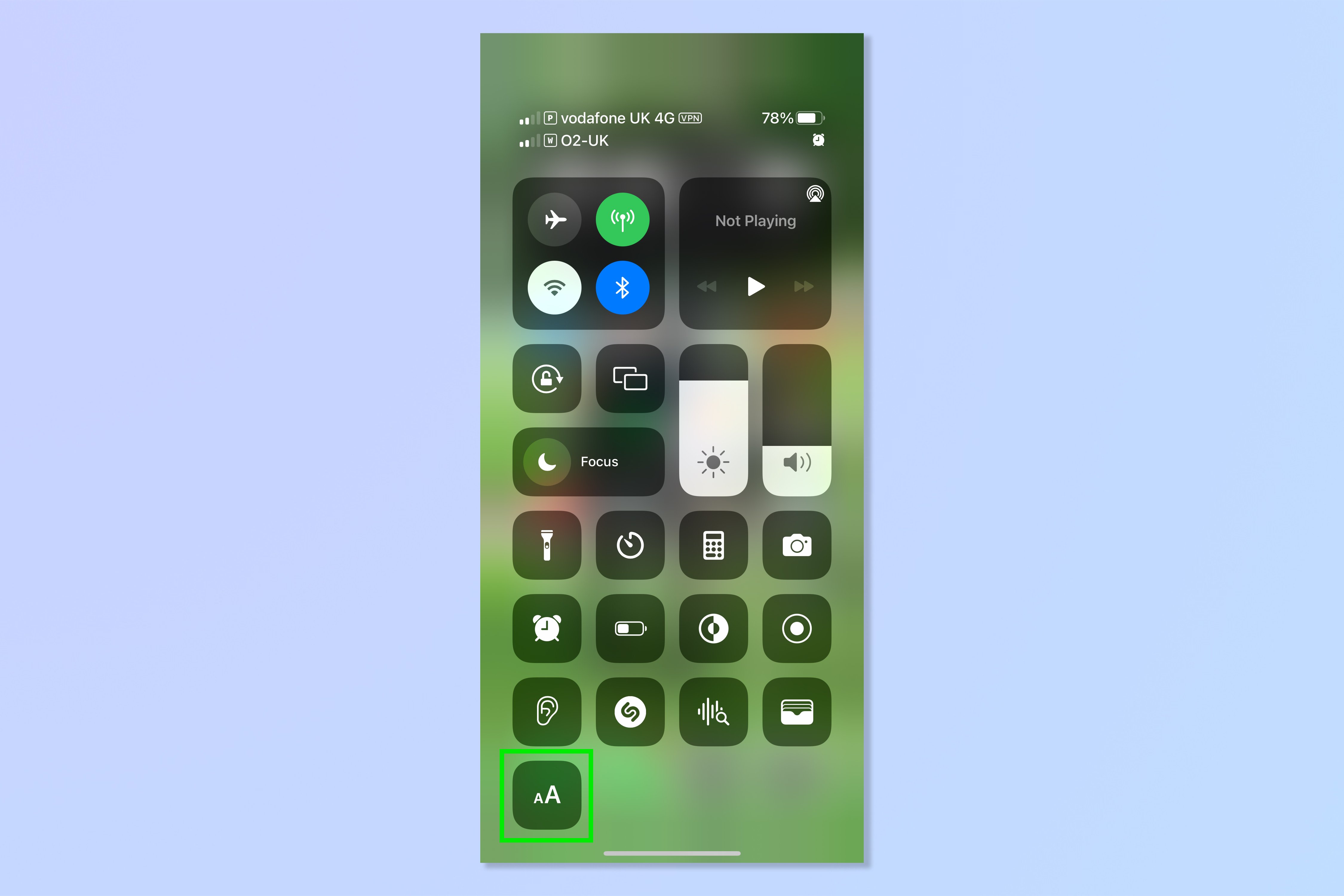 Una captura de pantalla que muestra los pasos necesarios para cambiar el tamaño de fuente en el iPhone