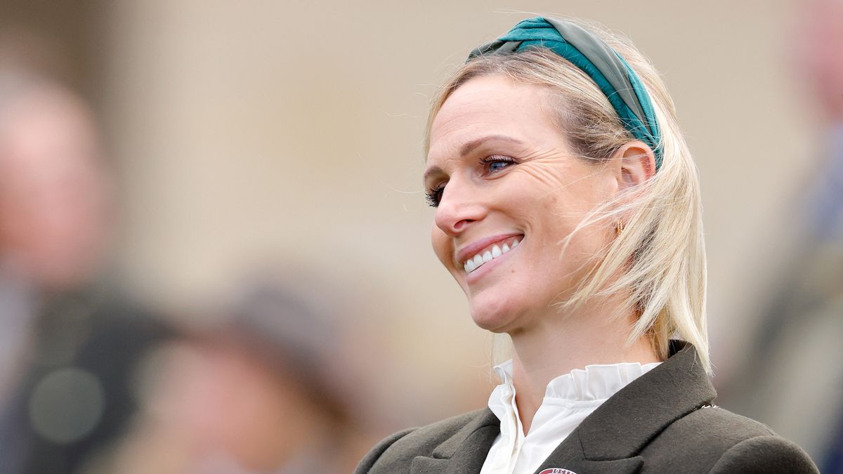 Zara Tindall profite d'une journée aux courses dans le plus beau manteau vert militaire et des bottes hauteur genou marron caramel