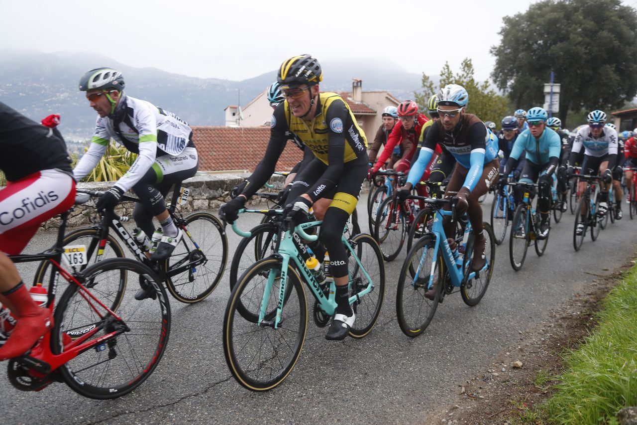 Robert Gesink in the peloton