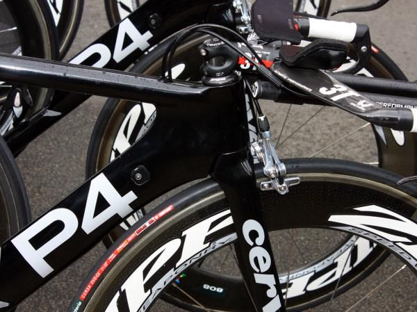 The down tube on the Cervelo P4 closely follows the curve of the fork crown for smoother airflow.
