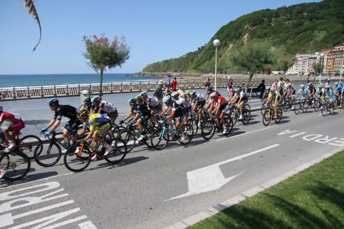 The peloton in front of the sea