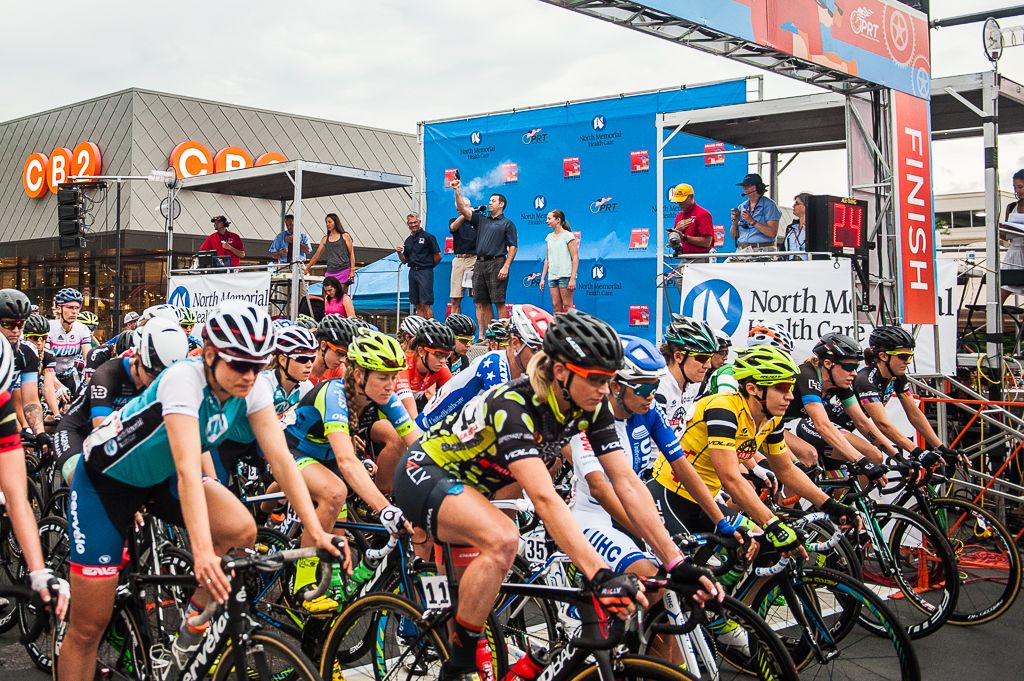As a little bit of rain starts to fall, the women's field gets the gun to start.