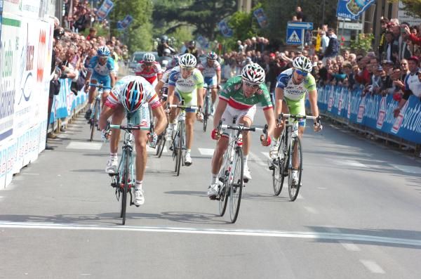 Angel Vicioso Arcos (Androni Giocattoli) take the sprint