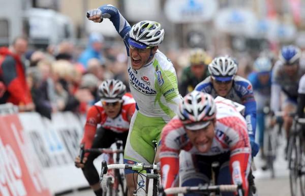 Jacopo Guarnieri (Liquigas-Cannondale) was passed by Denis Galimzyanov (Katusha), but only after he had crossed the line.