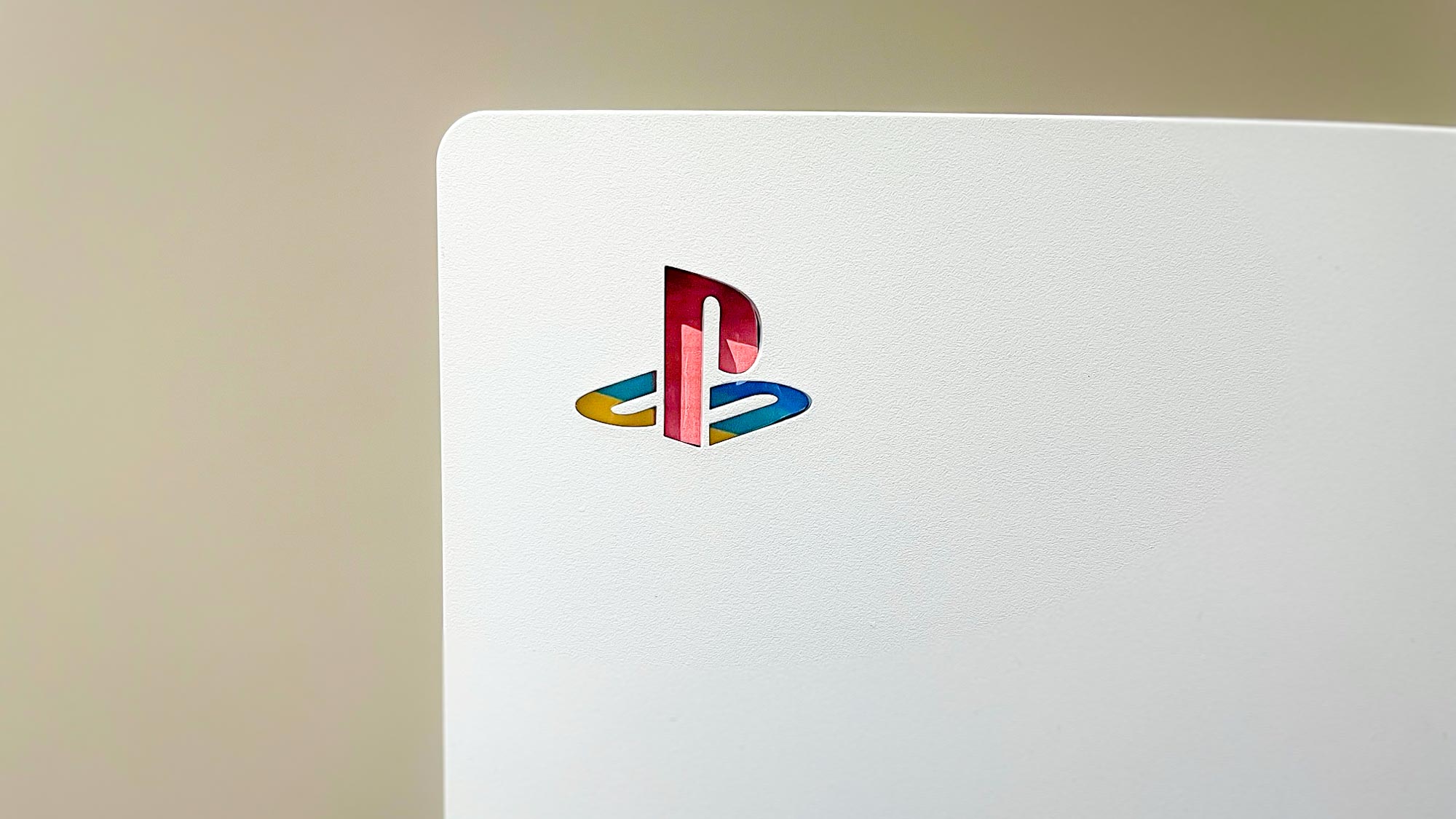 Консоль PS5 с оригинальной наклейкой с логотипом PlayStation