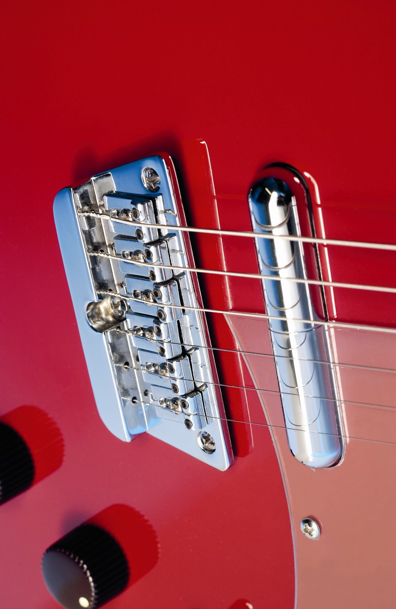 The lipstick single-coils are Almico-loaded.