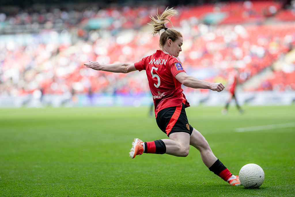 Aoife Mannion about to kick a ball