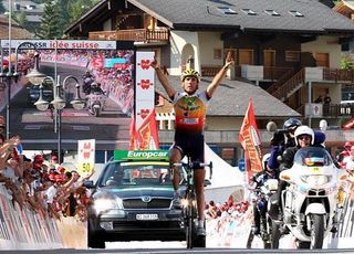 Pablo Lastras (Illes Balears) eventually does the standard victory salute.