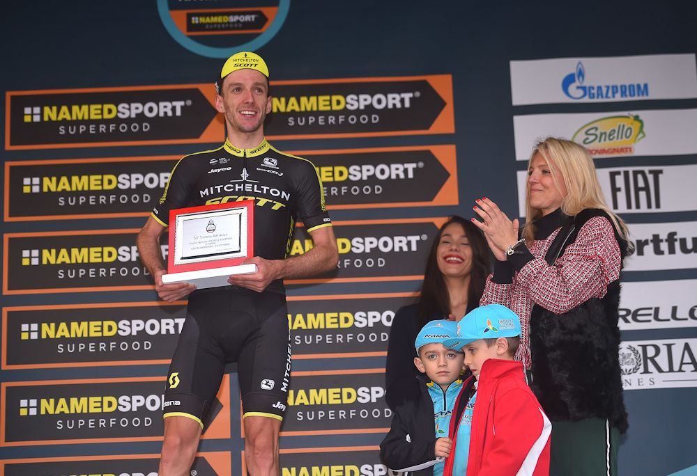 Michele Scarponi's sons present stage 5 winner Adam Yates his prize atTirreno-Adriatico