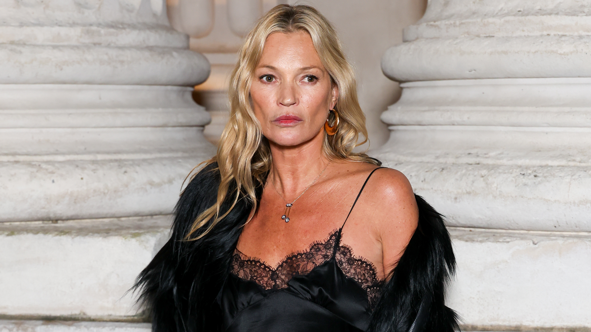 Kate Moss was spotted during Paris Haute Couture Week carrying a Herm&egrave;s Kelly alligator bag like Victoria Beckham