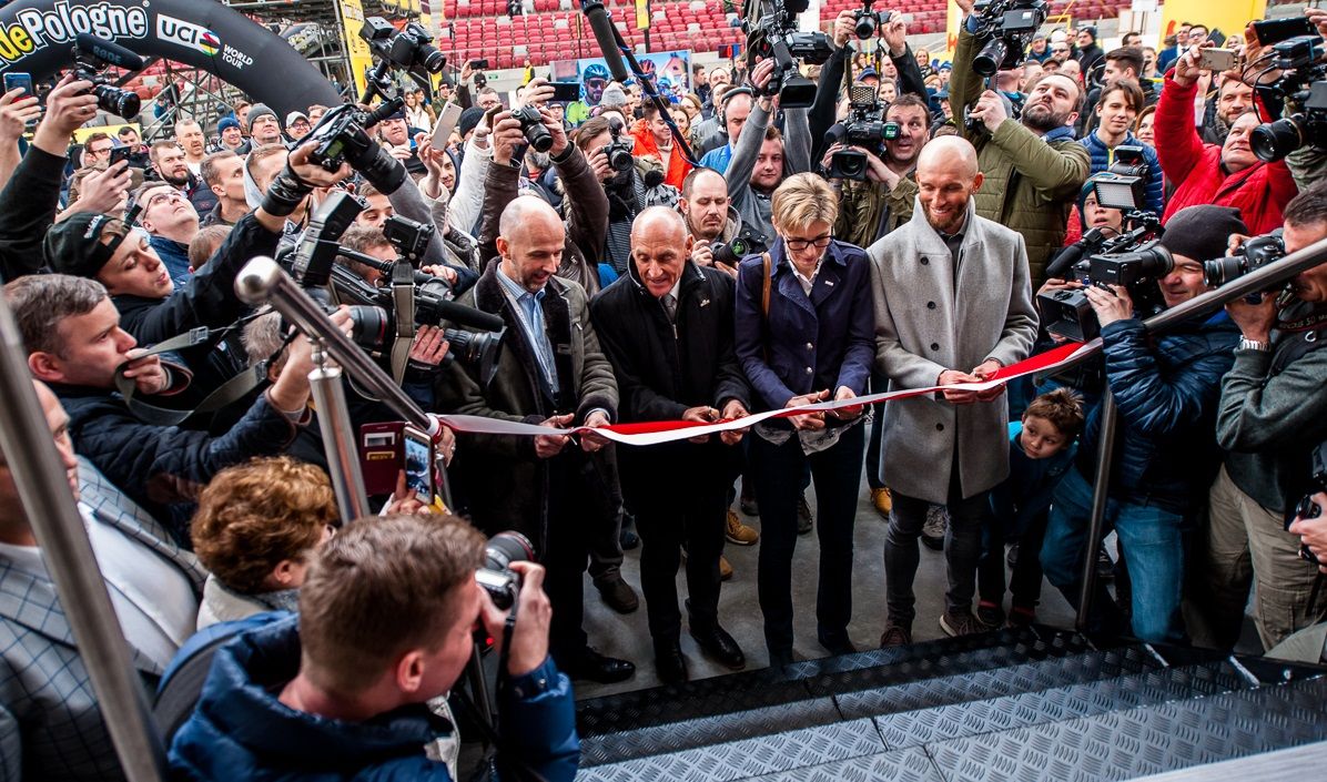 Time to cut the ribbon and open the Tour de Pologne mobile museum