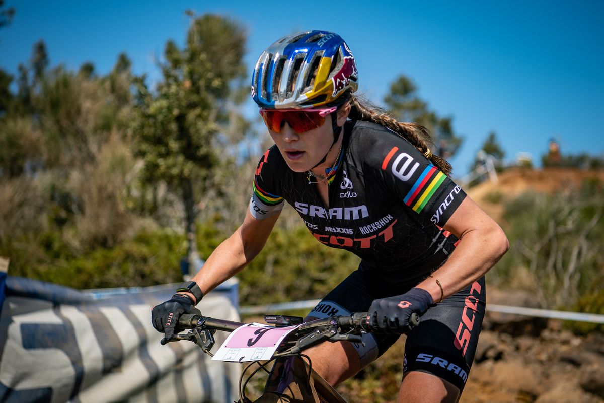 Kate Courtney races in Elba, Italy in April 2021