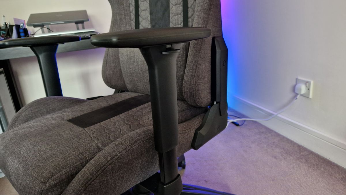 Corsair TC100 Relaxed armrest up close