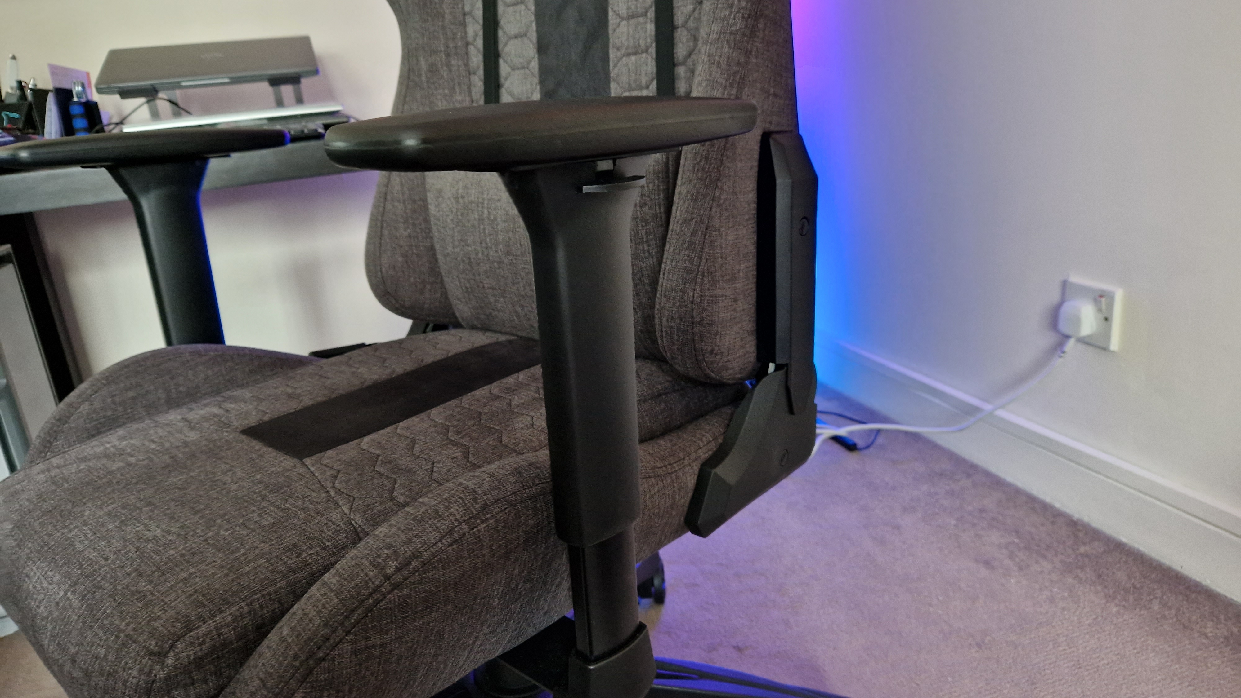 Corsair TC100 Relaxed armrest up close