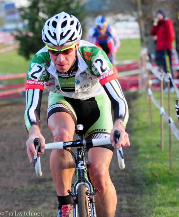 Jeremy Powers Geoff Kabush (Maxxis-Rocky Mountain) with a five second lead on Johnson.
