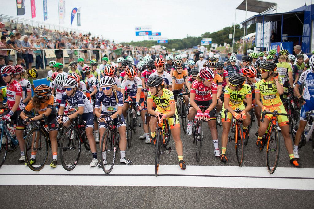 The riders line up for the 2016 GP de Plouay