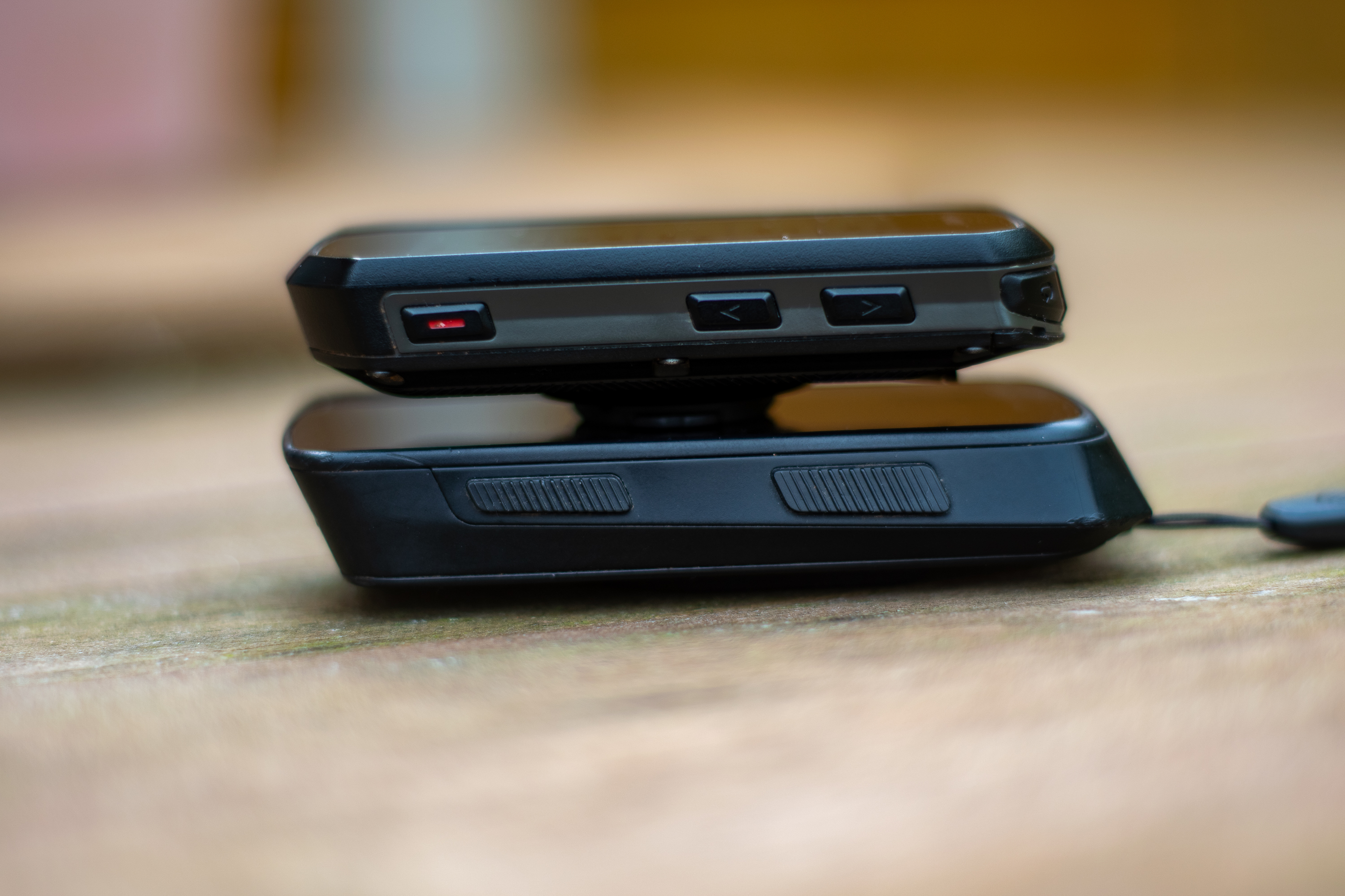 A Garmin Edge 550 computer on a wooden table