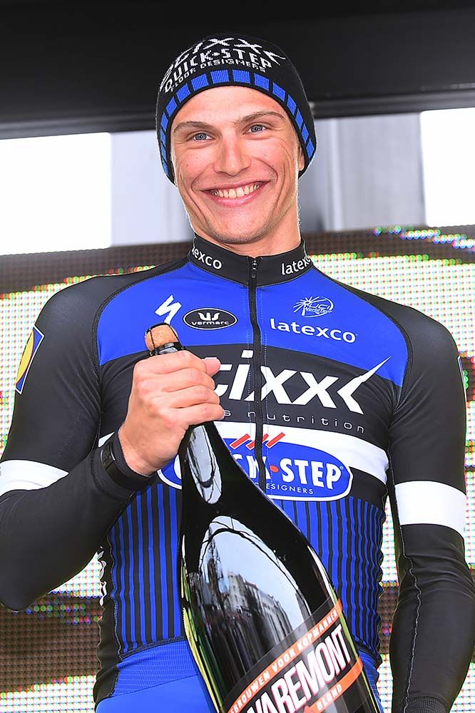 Marcel Kittel (Etixx-QuickStep) opens the beer