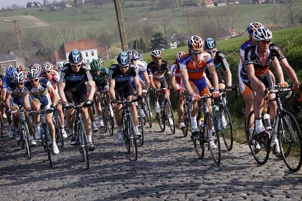 The E3 Prijs Vlaanderen-Harelbeke peloton tackles a sector of cobbles.