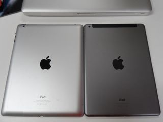 iPad 4 (left) and iPad Air (right)