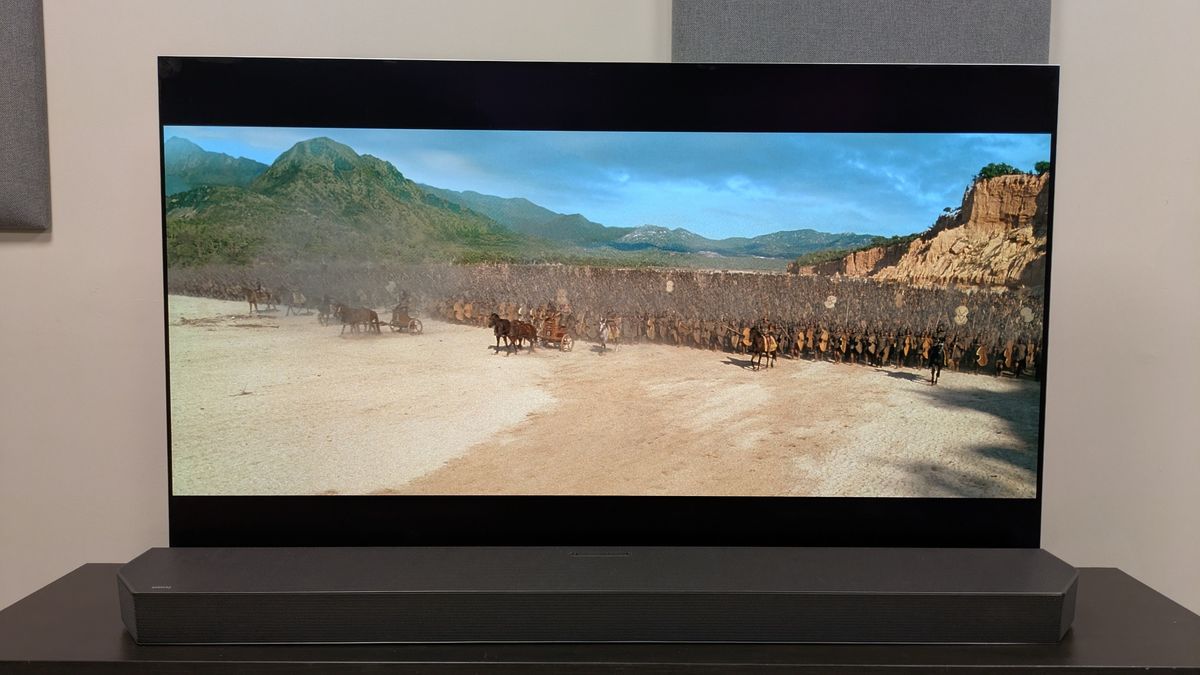 Troy 4K Blu-ray on LG G6 showing an army on a battlefield