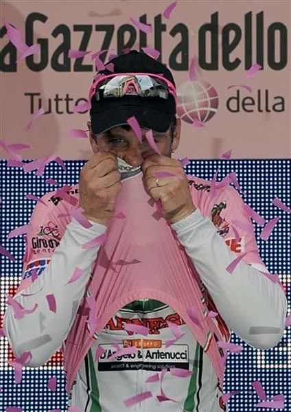 Italy's Alessandro Petacchi (LPR Brakes-Farnese Vini) kisses the pink leader's jersey.
